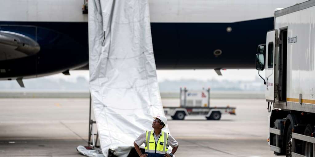British Airways 787 emergency slide inflates into catering truck, delays 3.5 hours