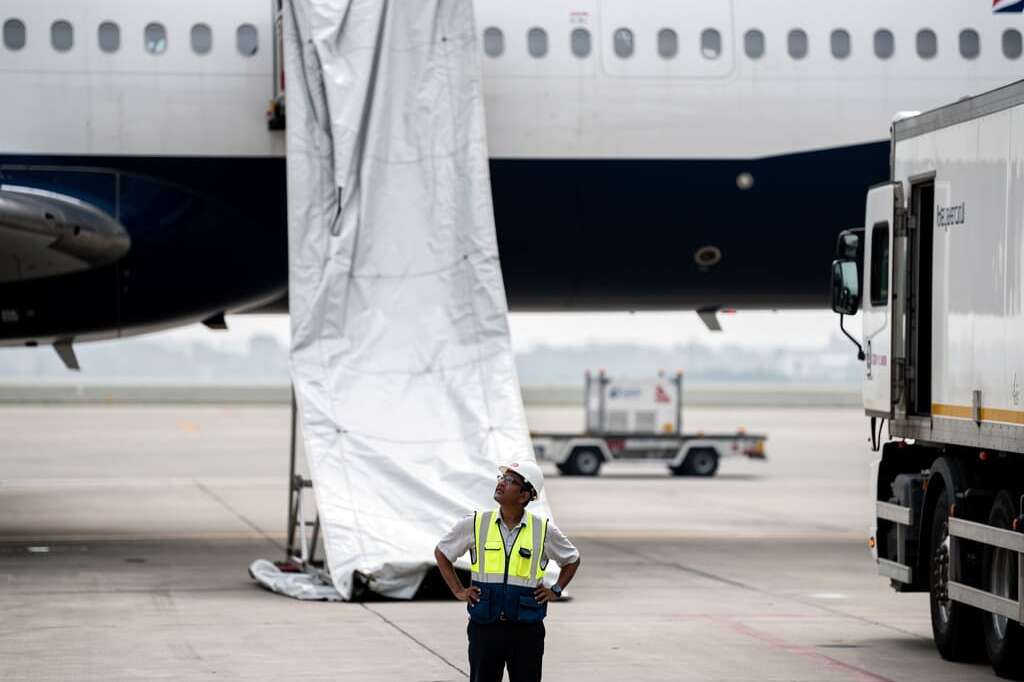 British Airways 787 emergency slide inflates into catering truck, delays 3.5 hours
